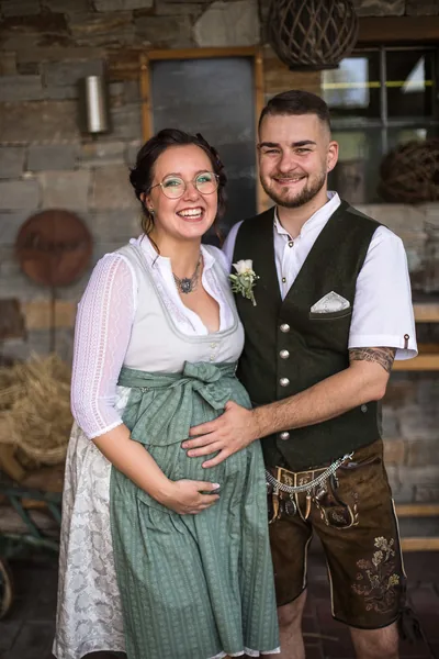 Anna und Marcus, Hochzeitspaar, lachend beim Sektempfang